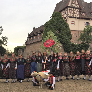 Kärwamadeln in Tracht mit dem Betzen 2018