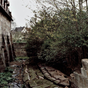 Eingestürzte Grabenmauer