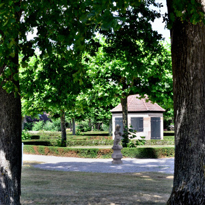 Blick auf Garten&shy;plastik und Pavillon im Gro&szlig;en Garten
