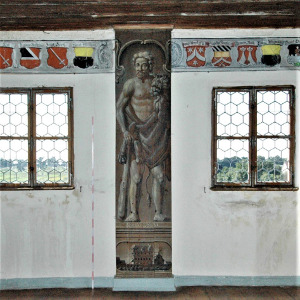 Her&shy;kules&shy;darstellung und Teil des umlau&shy;fenden Wappen&shy;frieses im Flur des 2. Ober&shy;gescho&szlig;es