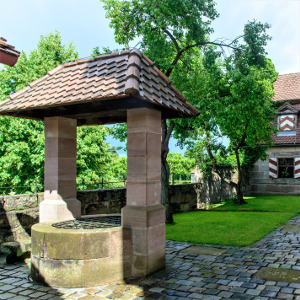 Zieh&shy;brunnen im inneren Schloss&shy;hof