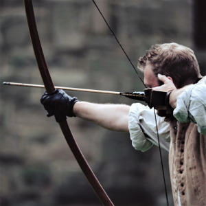 Ziel mit Pfeil und Bogen anvisieren